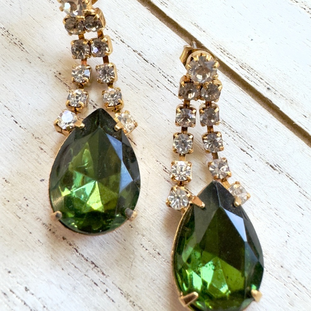 Vintage Gold Tone Green Teardrop Rhinestone Dangle Earrings